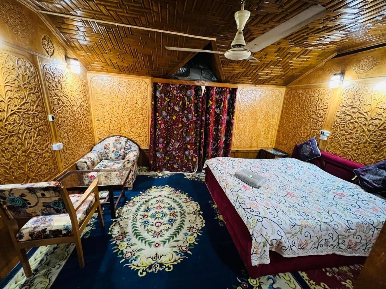 Houseboat Young Snow View Front Line Dal Lake Srinagar  Exterior photo