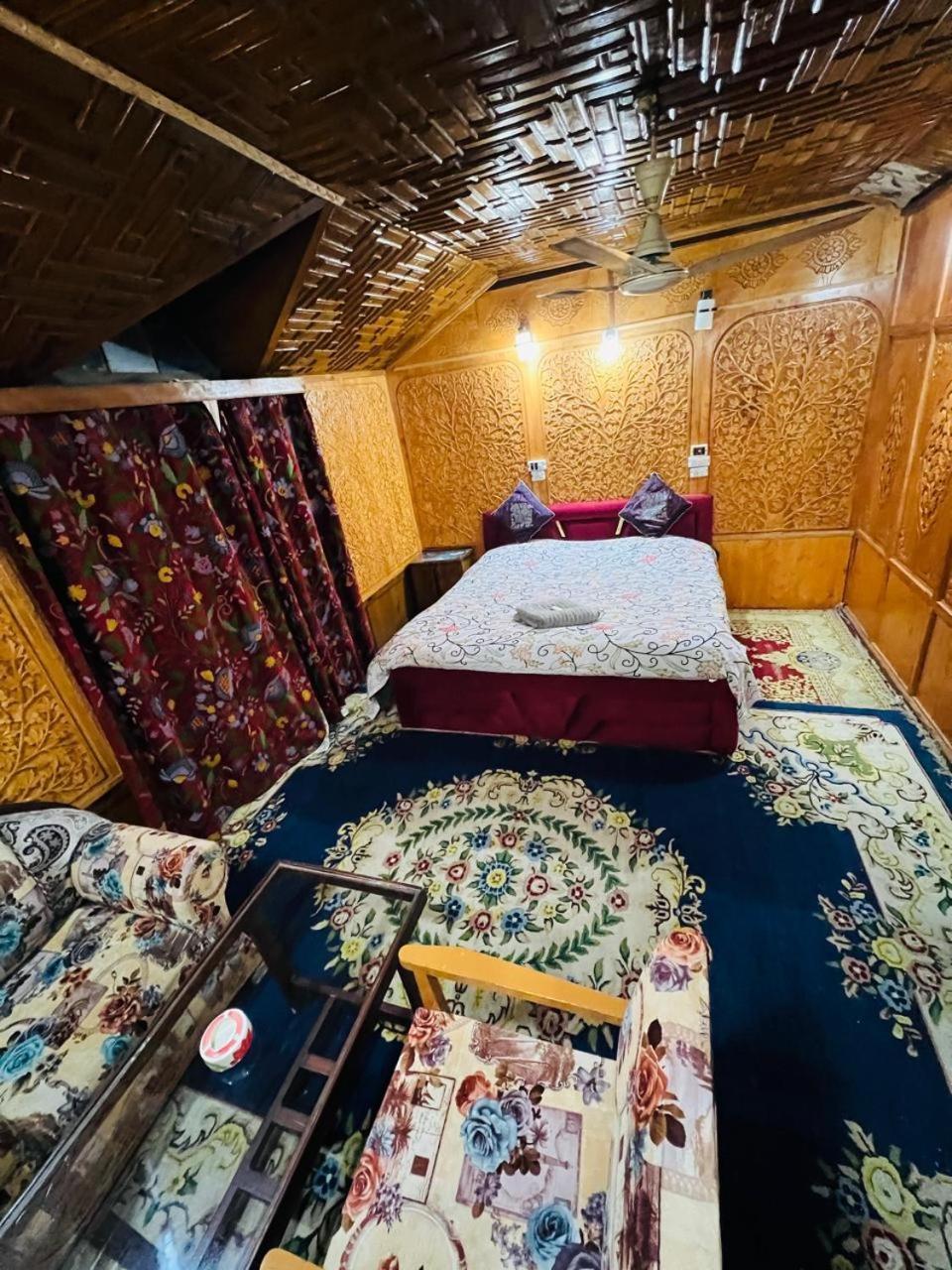 Houseboat Young Snow View Front Line Dal Lake Srinagar  Room photo