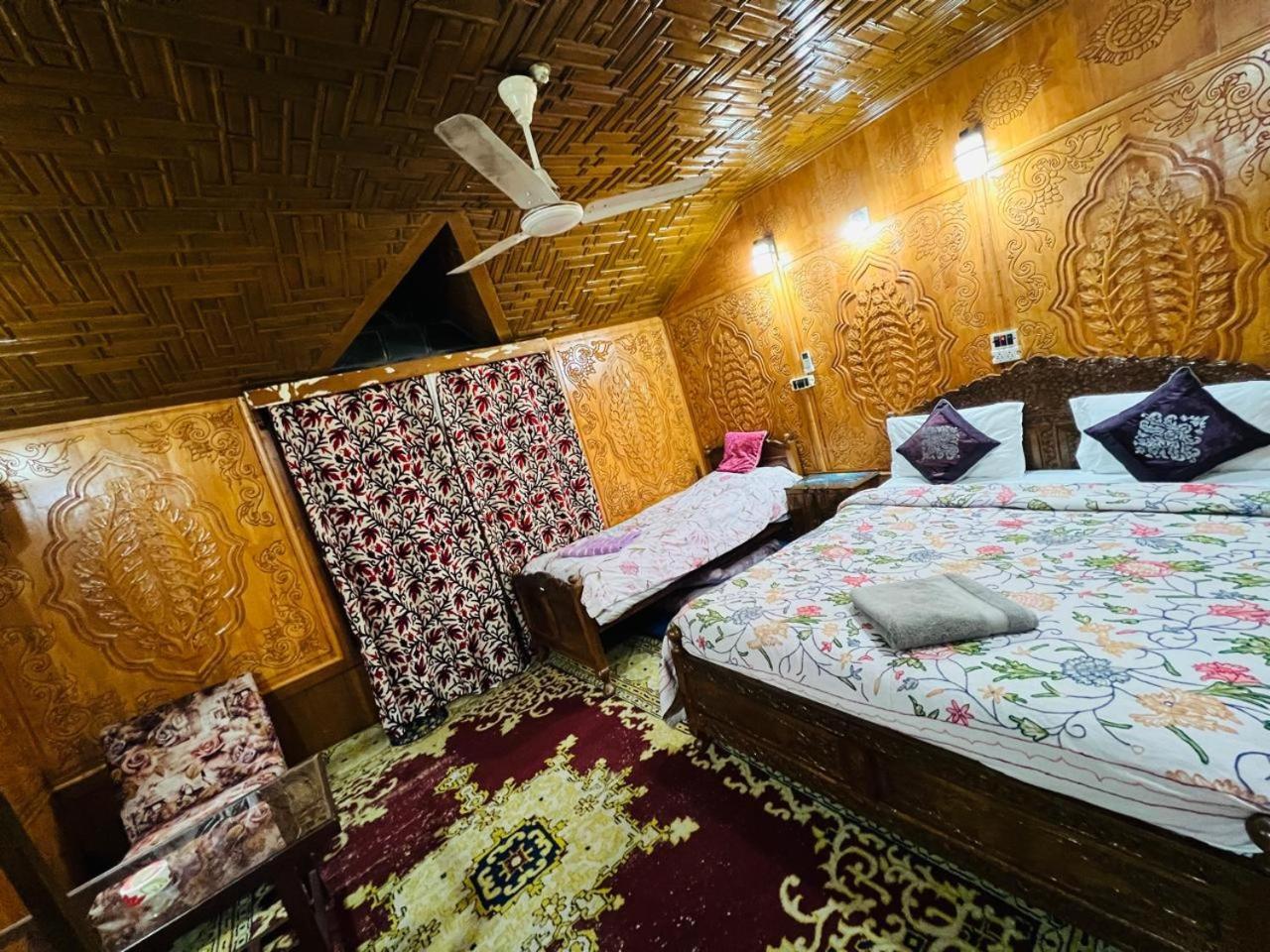 Houseboat Young Snow View Front Line Dal Lake Srinagar  Exterior photo