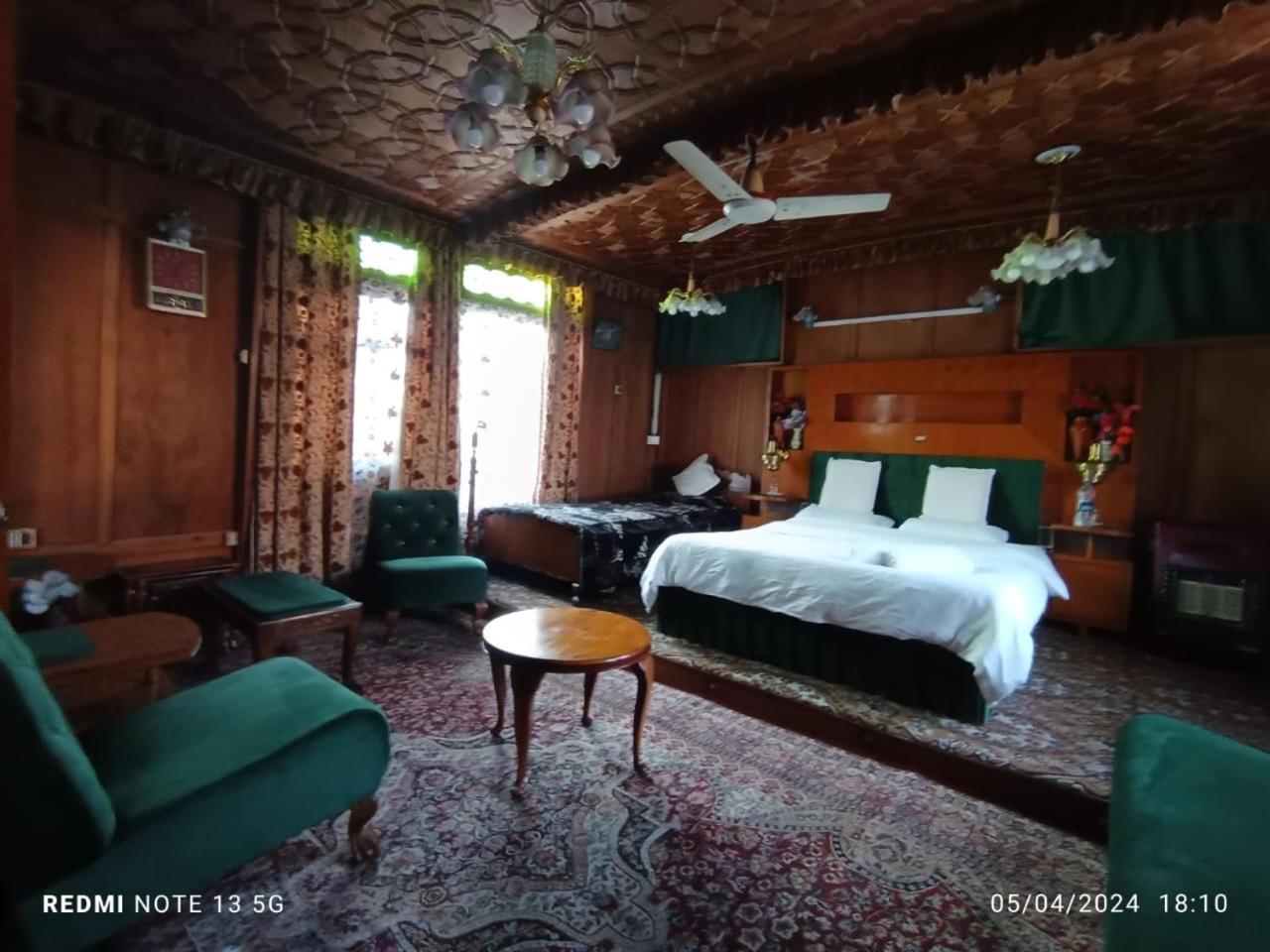 Houseboat Young Snow View Front Line Dal Lake Srinagar  Room photo