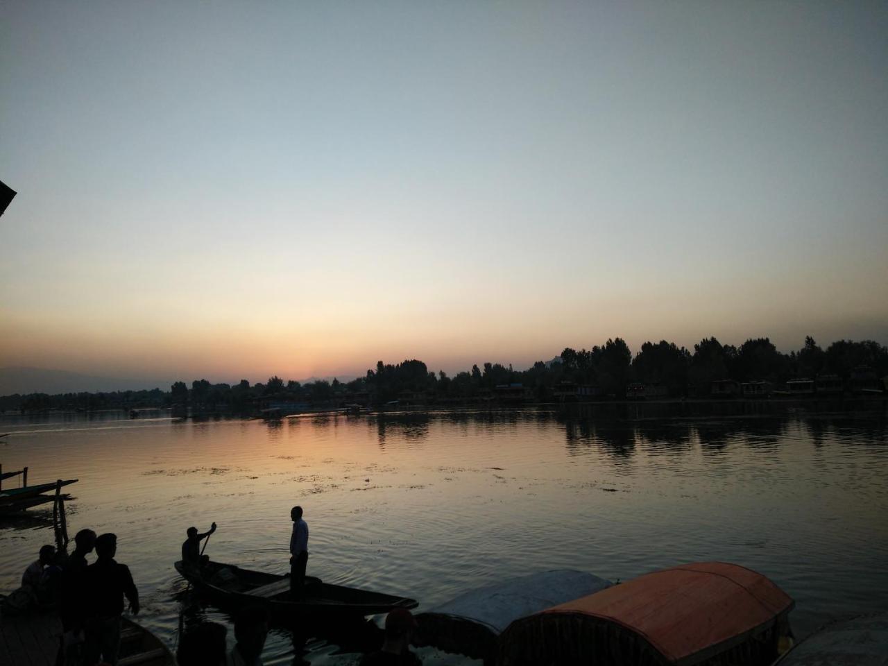 Houseboat Young Snow View Front Line Dal Lake Srinagar  Exterior photo