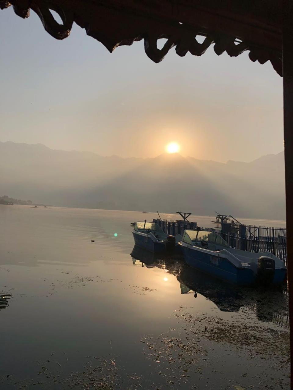 Houseboat Young Snow View Front Line Dal Lake Srinagar  Exterior photo